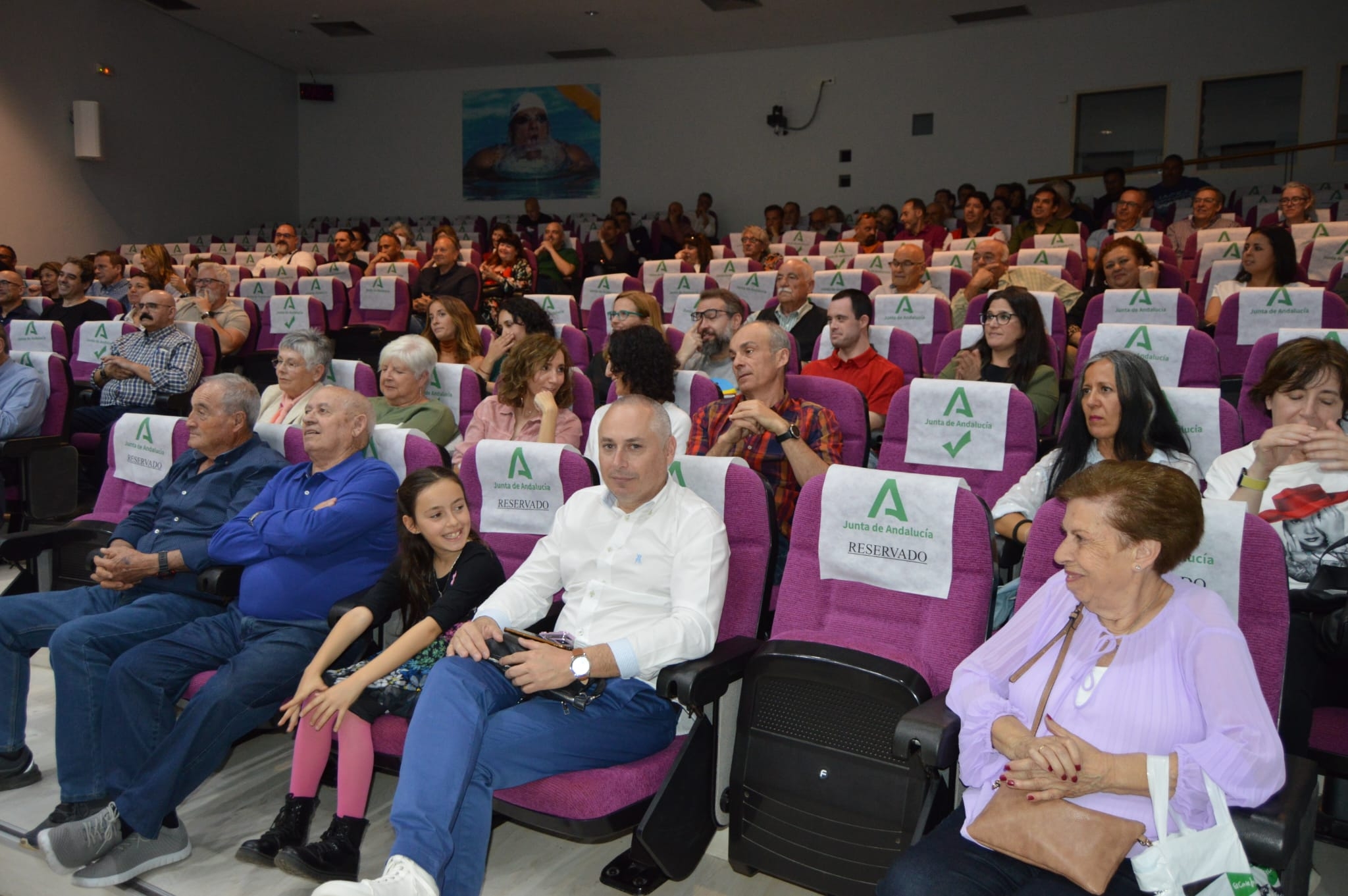 Disertación de Fernando González en un evento