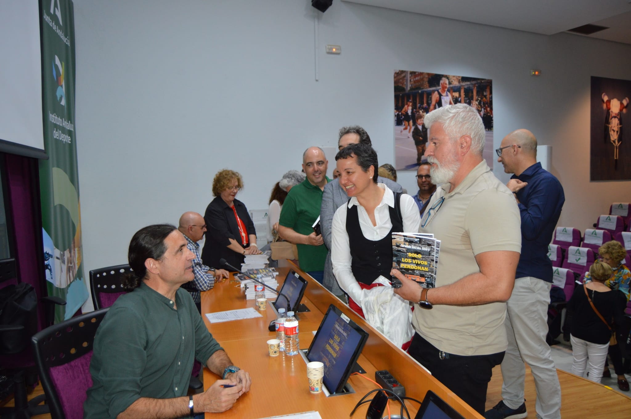 Fernando González en un podio con micrófono