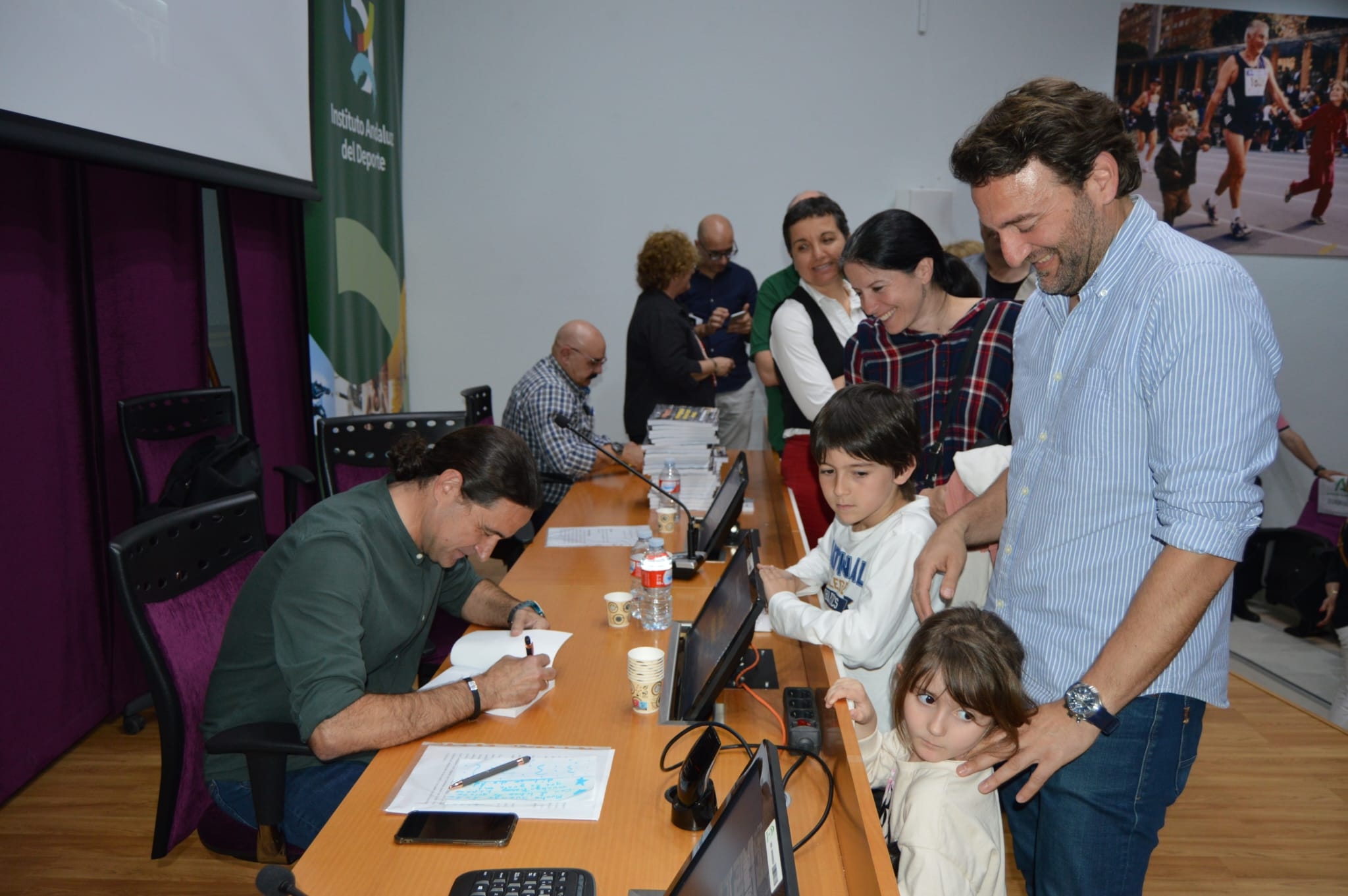 Fernando González explicando un concepto en un evento