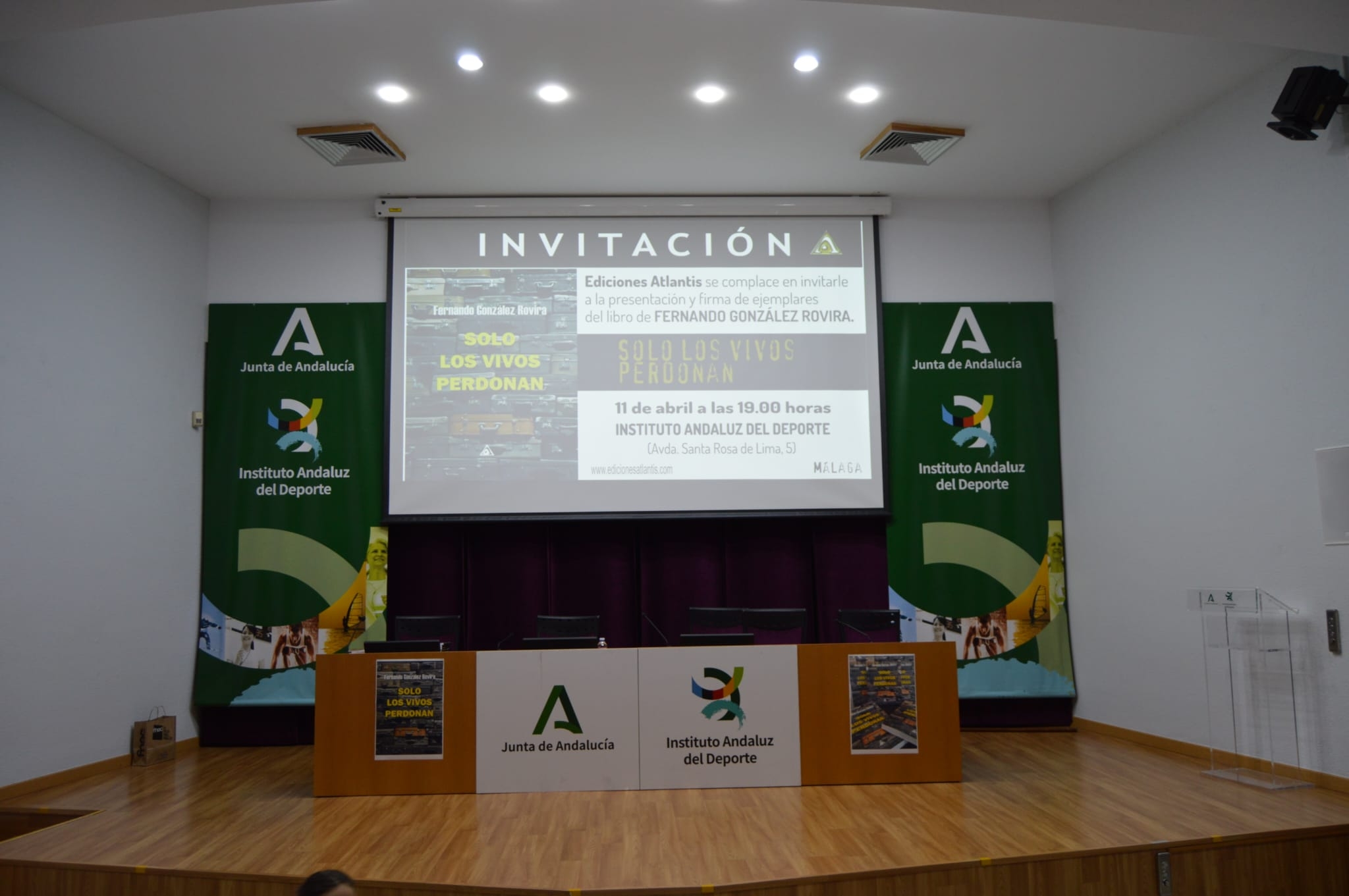 Presentación de Fernando González ante una audiencia