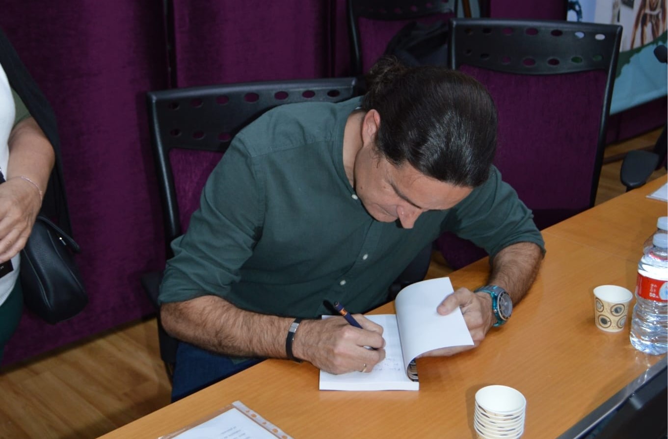 Fernando González sosteniendo un premio
