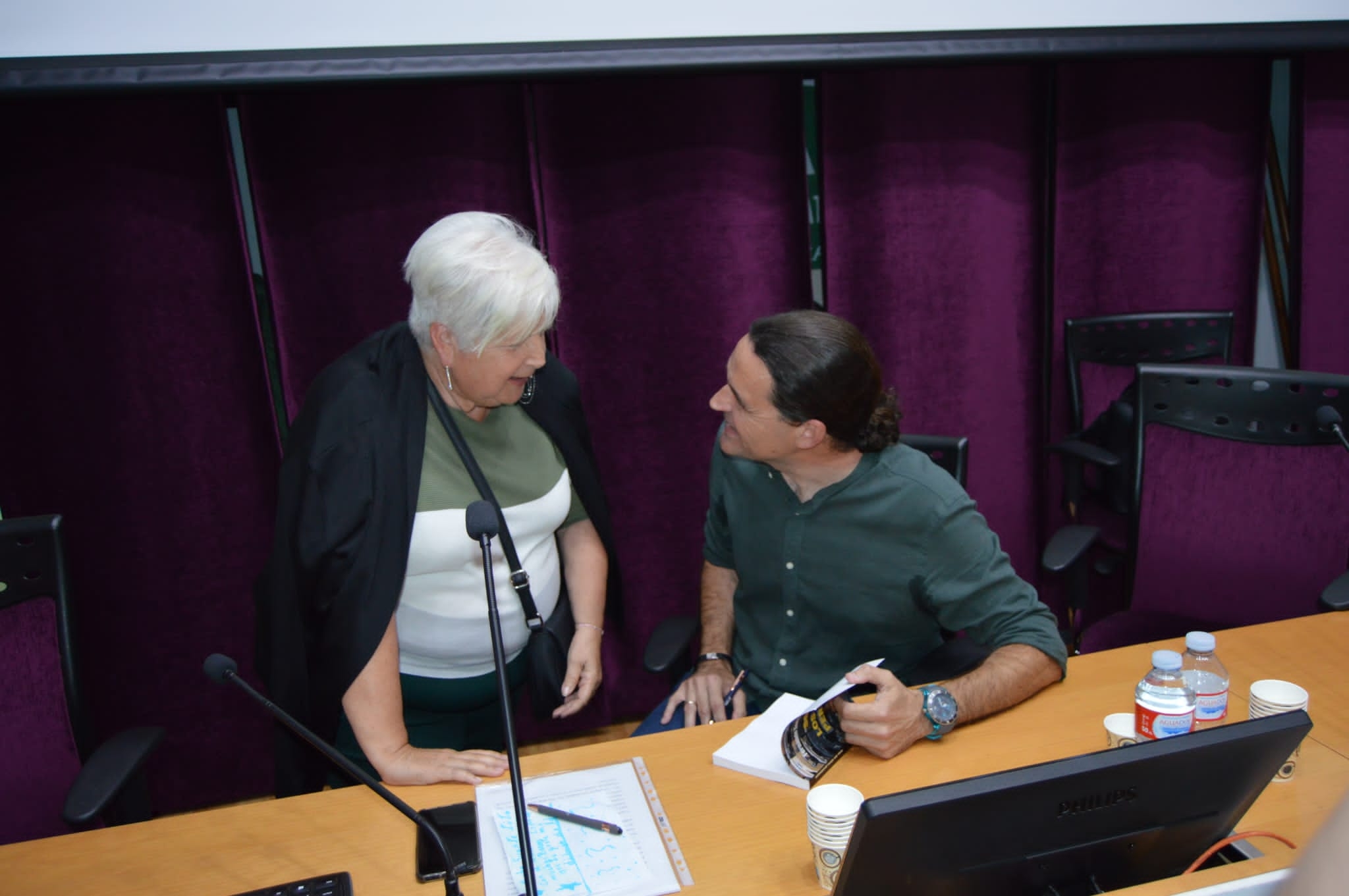 Fernando González recibiendo un reconocimiento