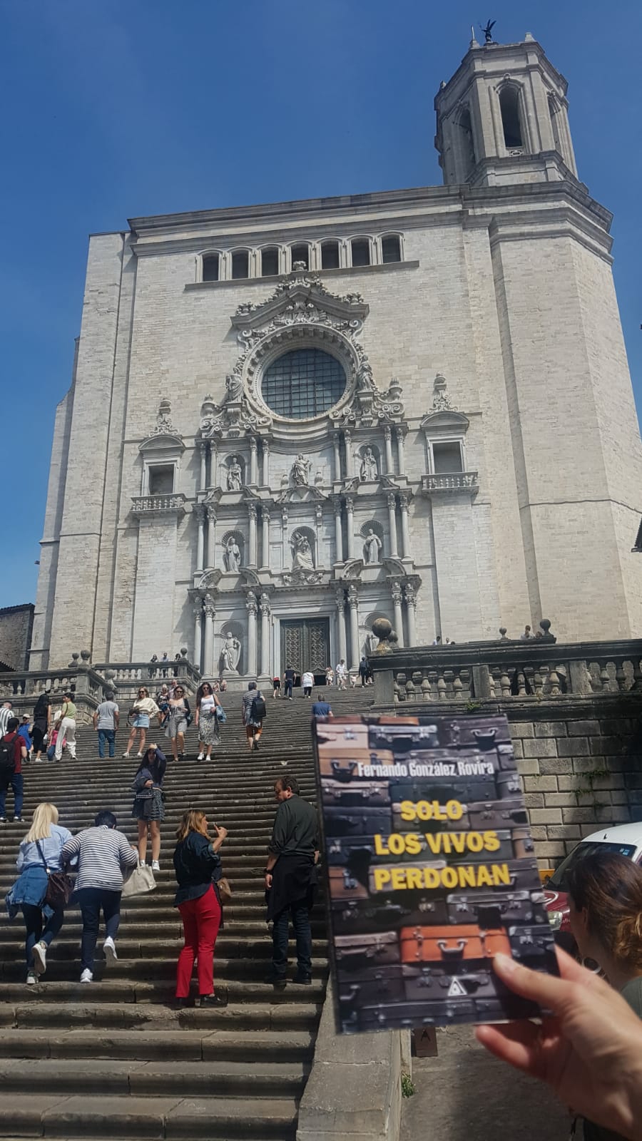 Edificio antiguo con una puerta de madera