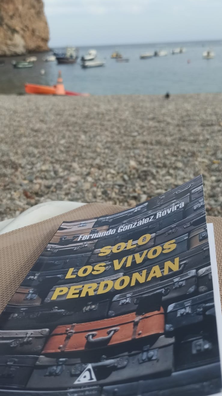 Atardecer en una playa rocosa